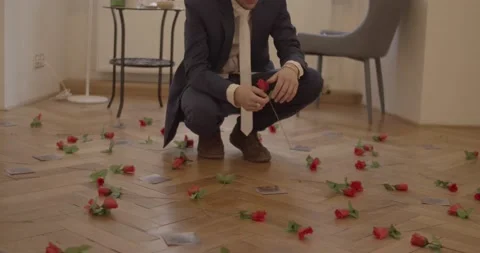 Brokenhearted and rejected man on a date. Marriage proposal rejection. 스톡 동영상 139499280