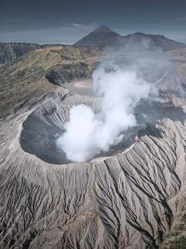 Bromo volcano erupting during summer sunny day in Bromo Tengger Semeru Nati.. Foto stock