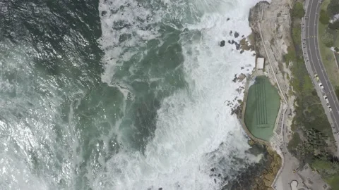 Bronte Baths | Scenic Waves | Top Down Drone Shot | 4k HDR 스톡 동영상 207718859