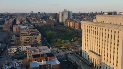 Bronx County Courthouse above Joyce Kilmer Park on the Concourse Vídeos de archivo 128549824