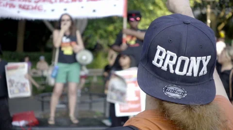 Bronx hat holding up hand in solidarity at political speech in park in NYC Vídeos de archivo 64955646