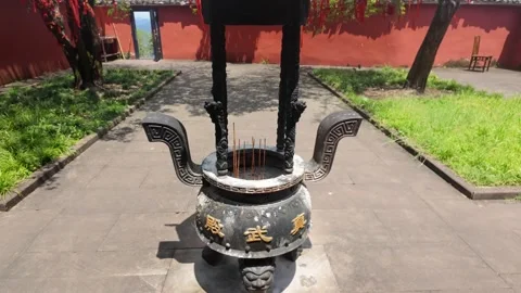 The bronze cauldron inside the ancient courtyard of Qiyun Mountain Scenic Area Stockbeeldmateriaal 347486705