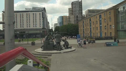 Bronze dockers statue Stock Footage 281898668