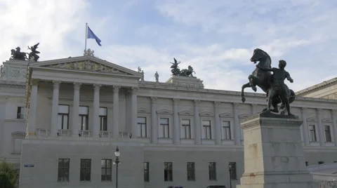 Bronze horse tamer in front of the Austrian Parliament Building, Vienna Vídeos de archivo 59571822