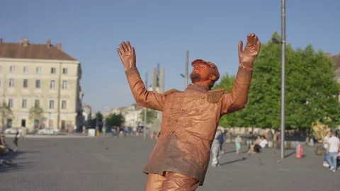 Bronze painted artist in a square Stock Footage 100366803