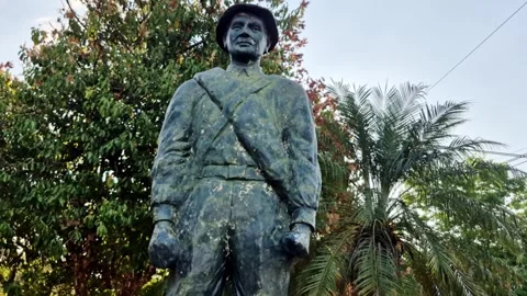 Bronze Soldier Statue Slow Motion – Barrio San Pablo, Asuncion 스톡 동영상 319992003