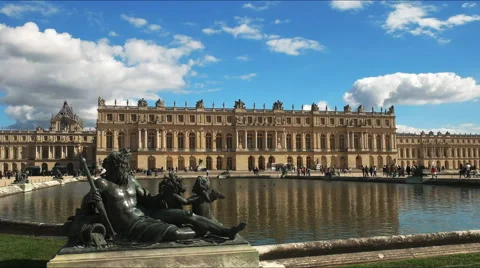 Bronze statue and pool in the grounds of the palace of versailles Vidéo 58805529
