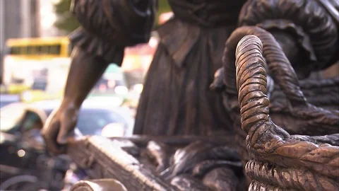 A bronze statue in Ireland 스톡 동영상 87765461
