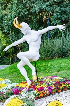 Bronze statue of a man in motion, possibly depicting victory or triumph, st.. 库存照片