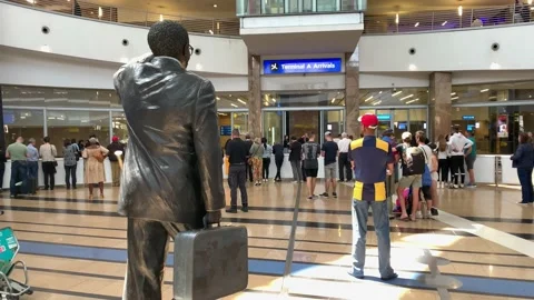 Bronze statue of Oliver Tambo greets passengers in international arrivals hall Vídeos de archivo 211015139