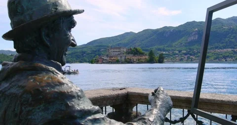 Bronze statue of a painter intent on painting Stock Footage 209929917