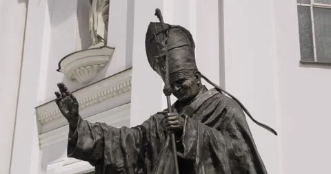 Bronze statue of Pope John Paul II 库存影片 313834152