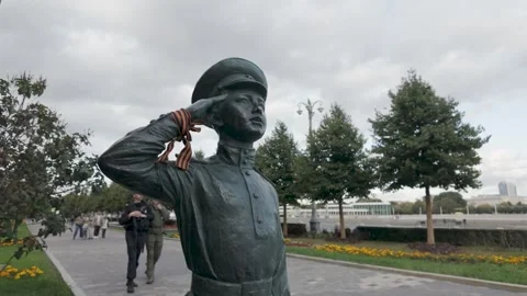 Bronze Statue of a Saluting Young Cadet From the Officers Monument 스톡 동영상 339244441