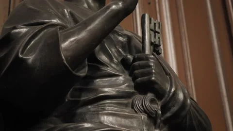 Bronze statue of St Peter holding keys of heaven closeup Stock Footage 151784703