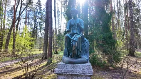 Bronze statues in the spring park. Slowmotion 動画素材 337784400