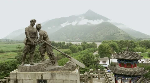 Bronze staute on Jinsha river, China 動画素材 64555853