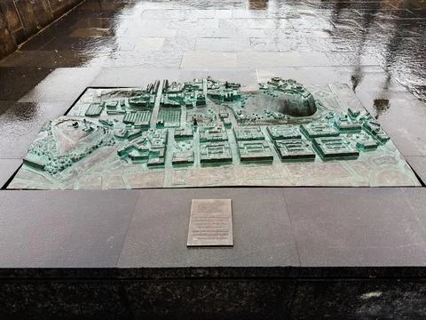 Bronze tactile model map of Edinburgh city centre on wet stone plinth in Ed.. Foto stock
