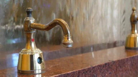 Bronze tap blurred water flow background Vídeo Stock 120428802