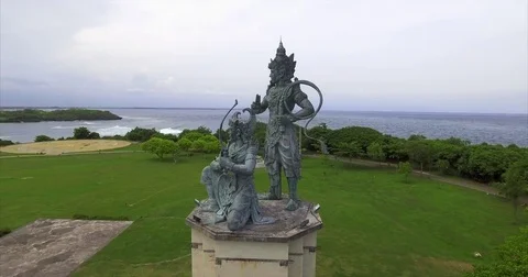 Bronze warrior statue on a plinth above a lawned coastal park Vidéo 71287822