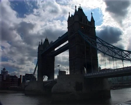 Brooding Tower Bridge with Heavenly Clouds, London England circa 2003 GF Vídeos de archivo 5163764