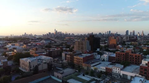 Brooklyn, the BQE and Manhattan in the evening Vidéo 77251553