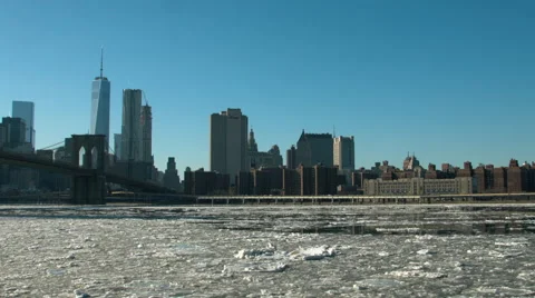 Brooklyn Bridge and Hudson River ice flow during a cold winter day Stock Footage 59787175