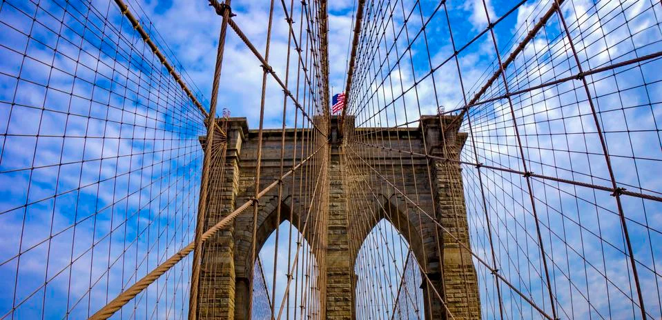 Brooklyn bridge cable structure with cloudy blue sky Foto stock