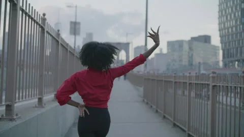 Brooklyn Bridge dancer captivates with vibrant moves at sunset Stock-Footage 312595655