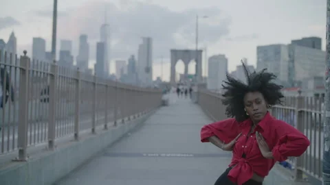 Brooklyn Bridge dancer performs captivating routine on sidewalk Stock Footage 312594387