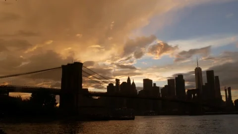 Brooklyn Bridge, Dumbo. New York City Manhattan downtown skyline. Dramatic 库存影片 307166524