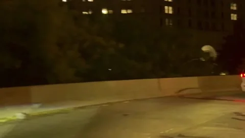 Brooklyn Bridge Exit, NYC – Aug 8, 2025: Night Driving Into Manhattan Vídeos de archivo 328863918