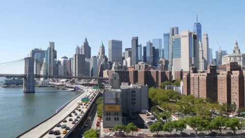 Brooklyn Bridge from Manhattan Bridge. New York City downtown skyline, financial Stockbeeldmateriaal 306132737