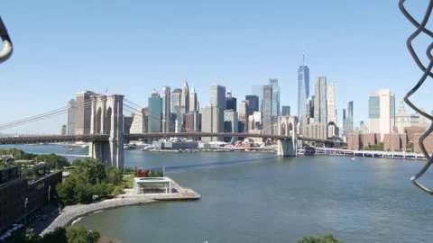 Brooklyn Bridge from Manhattan Bridge. New York City downtown skyline, financial 库存影片 306584604