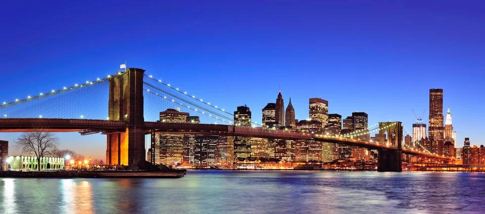 Brooklyn bridge with new york city manhattan downtown skyline panorama at dus Stock Photos