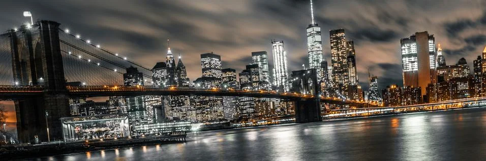 Brooklyn bridge night long exposure with a view of lower manhattan Stock Photos