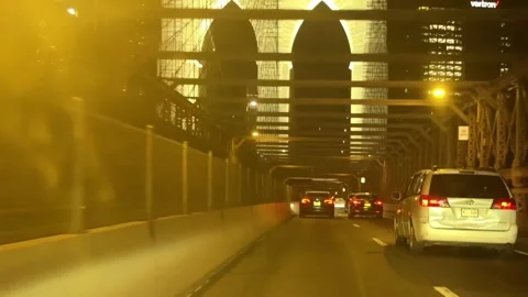 Brooklyn Bridge, NYC – Aug 8, 2025: Night Driving POV Traffic Vídeos de archivo 328863176