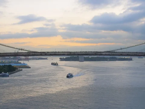 Brooklyn Bridge over the Hudson during sunset Vídeo Stock 81705614