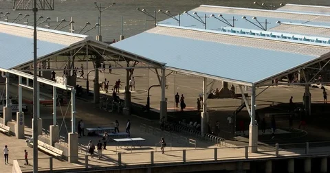 Brooklyn Bridge Park Pier 2 East river waterfront with playground &amp; sport courts Video stock 76690020
