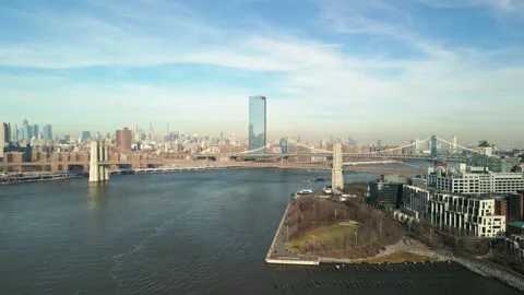 Brooklyn Bridge pull in shot Stock Footage 286052941