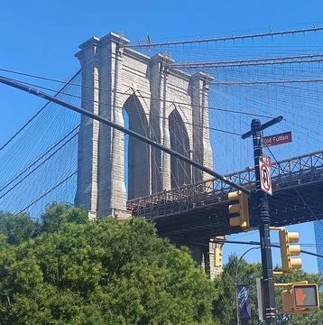 Brooklyn Bridge structure rising above DUMBO, connecting Manhattan and Broo.. Foto stock