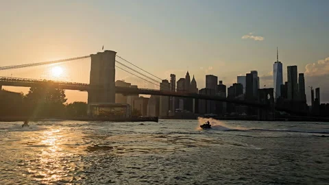 Brooklyn Bridge at sunset with Manhattan skyline, Sun setting behind the Stock Footage 301316601