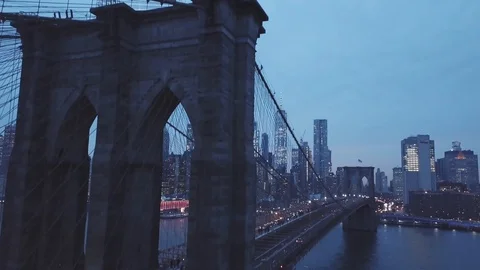 Brooklyn Bridge view of Manhattan at sunset Видео 100981726