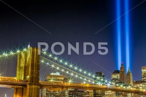 Brooklyn Bridge with World Trade Center Memorial Lights in NYC Stock Photos