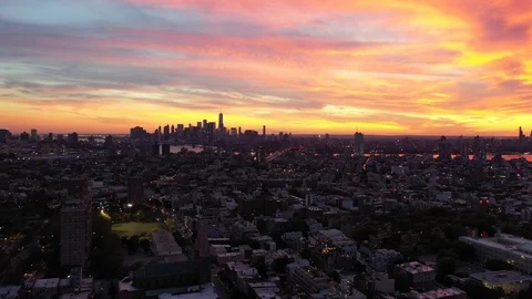 Brooklyn rooftops below a burning orange dusk skyline Stock-Footage 112365853