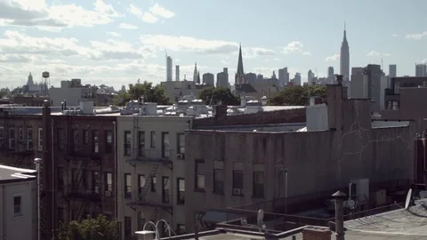 Brooklyn rooftops with Manhattan view and St Anthony of Padua Church. Vídeo Stock 75260965
