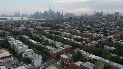 Brooklyn scape with Manhattan in distance Видео 153427301