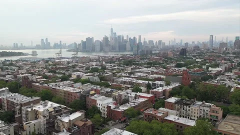 Brooklyn scape with Manhattan in distance Видео 153427308