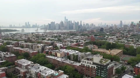 Brooklyn scape with Manhattan in distance Видео 153427334