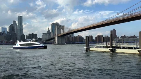Brooklynn Bridge looking toward Manhattan 스톡 동영상 200792247