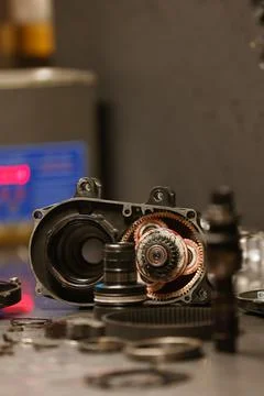 Brose E-Bike Drive Unit Internal Components Close-Up in Bike Workshop Foto stock